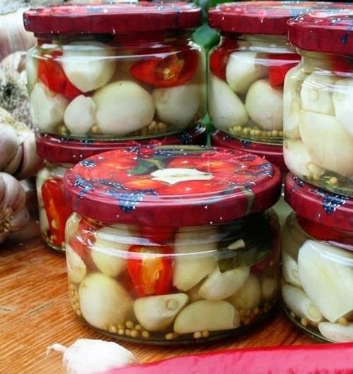 Маринованный чеснок хрустящий. Маринуем на зиму чеснок зубчиками: 3 самых вкусных рецепта