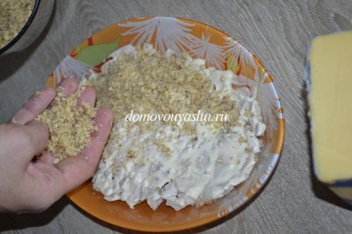 Салат с виноградом и курицей и грецкими орехами и сыром рецепт. Салат Тиффани с виноградом, курицей и орехами