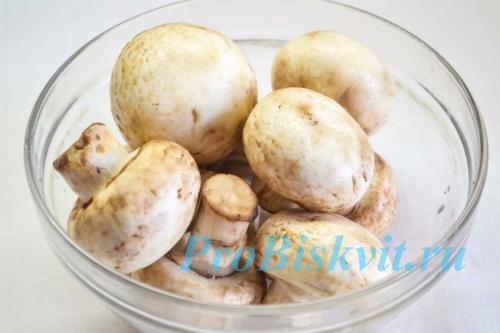 Пицца с солеными огурцами и грибами. Необходимые ингредиенты