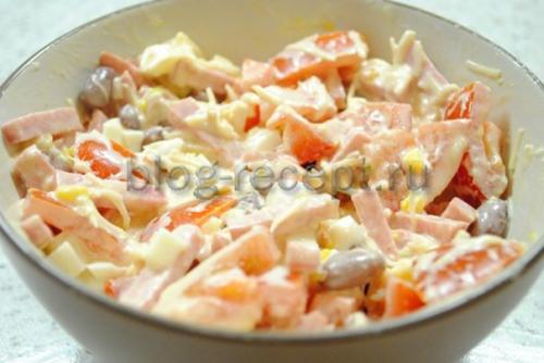 Салат с сухариками и копченой колбасой и фасолью помидорами и. Ингредиенты (3-4 порции):