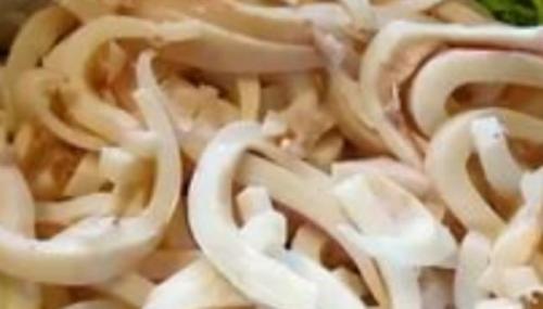 Салат тритон с кальмарами, крабовыми палочками и ветчиной