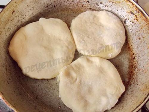 Лепешки на кефире с картошкой и сыром рецепт на сковороде с. Лепёшки на кефире с картошкой и сыром