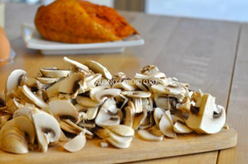 Салат из копченой куриной грудки с ананасом и грибами. Салат с копченой грудкой и ананасами