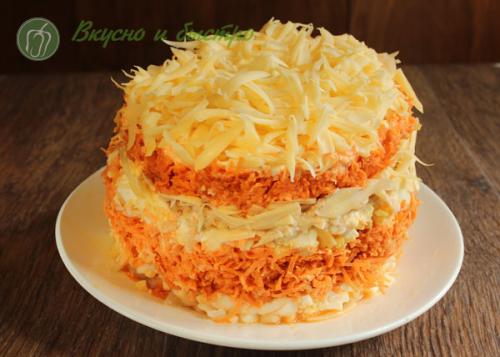 Салат из моркови с сыром и чесноком и яйцом. Простые салаты  из свежей моркови 