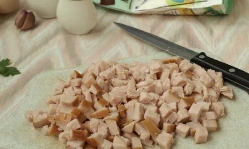 Салат из копченой куриной грудки с грибами и сыром. Очень вкусный салат с копчёной курицей, грибами и сыром