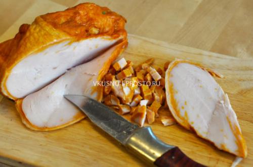 Салат из копченой куриной грудки с ананасом и грибами. Салат с копченой грудкой и ананасами