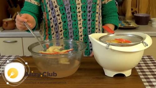 Булочки с яблоками из слоеного теста розочки. Пошаговое приготовление