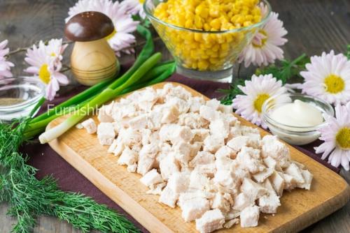 Салат с куриной грудкой и грибами и кукурузой. Салат с куриной грудкой, маринованными грибами и кукурузой