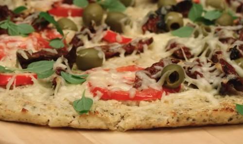 Пицца с фаршем и соленым огурцом