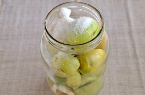 Квашеные зеленые помидоры с корнем хрена и горчицей