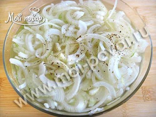 Салат из свиного сердца с маринованным луком и зеленым горошком. Салат из говяжьего сердца с маринованным луком и зеленым горошком