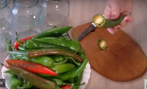 Мариновать горький перец с чесноком на зиму рецепты. Рецепт горького стручкового перца на зиму — пальчики оближешь