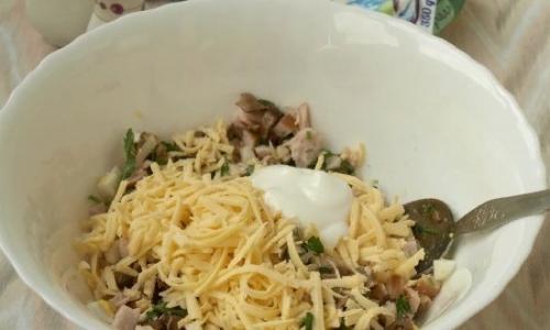 Салат из копченой куриной грудки с грибами и сыром. Очень вкусный салат с копчёной курицей, грибами и сыром