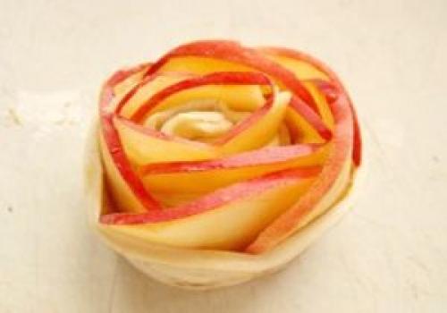 Розочки из слоеного теста с яблоками рецепт. Розочки из слоеного теста с яблоками — шикарная выпечка к чаю!