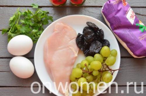 Салат с черносливом и грецкими орехами и курицей и сыром и виноградом. Салат с курицей, черносливом и виноградом