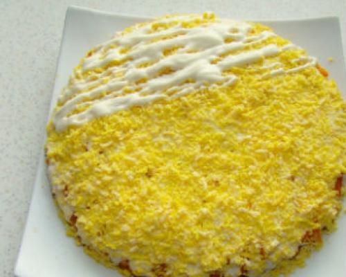 Салат из ананасов и куриной грудки и грибов. Слоеный салат с курицей и ананасами