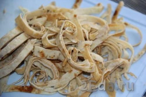 Салат из курицы с яичными блинчиками и огурцом. Ингредиенты