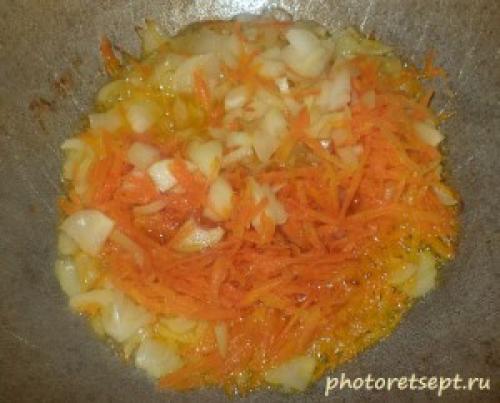 Как потушить курицу в кастрюле с морковью и луком и картошкой.