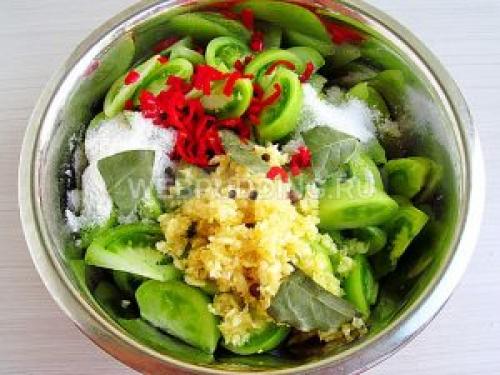 Салат кобра из красных помидор на зиму.