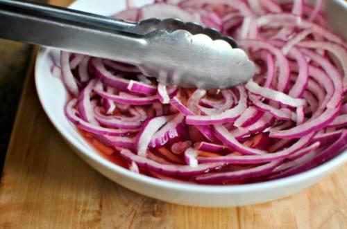 Как мариновать лук без уксуса быстрый рецепт для салата. Лук маринованный в уксусе для шашлыка и салатов за час