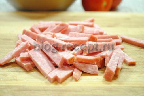 Салат с сухариками и копченой колбасой и фасолью помидорами и. Ингредиенты (3-4 порции):