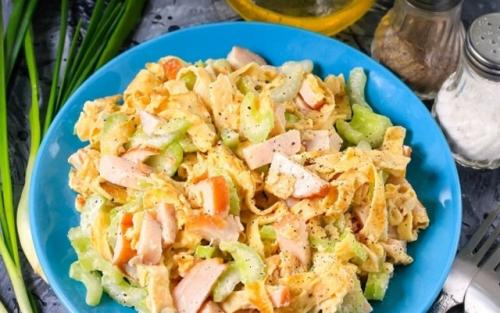 Яичный блин рецепт для салата. Блинчики с копченой курицей – очень вкусный салат.