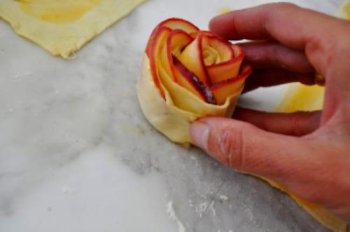 Как сделать розочки из яблок и слоеного теста. Ингредиенты: