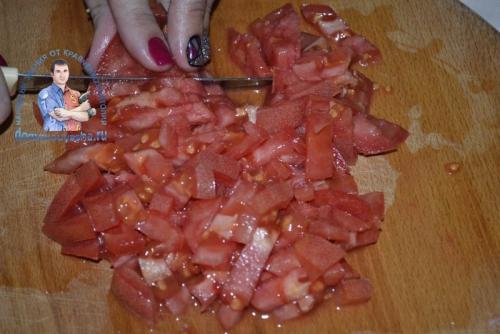 Салат с фасолью, помидорами и сухариками. Рецепт с копченой колбасой