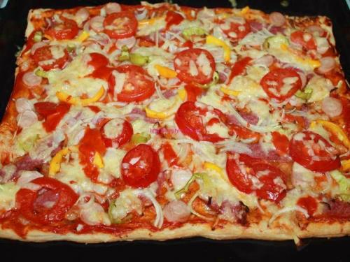 Пицца с солеными огурцами и колбасой помидорами и сыром. Способ приготовления