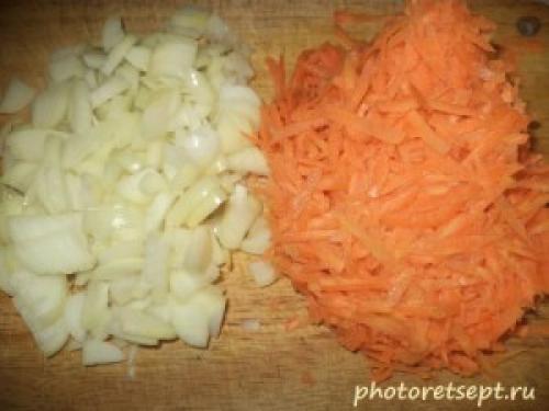 Как потушить курицу в кастрюле с морковью и луком и картошкой.