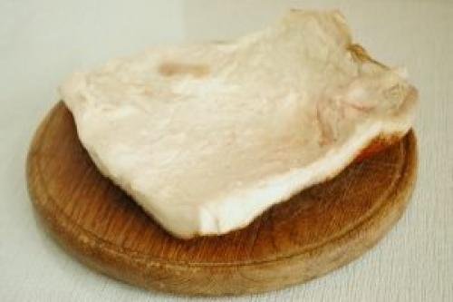 Рулет из сала свинины вареный в пакете. Вареный фаршированный рулет в пакете