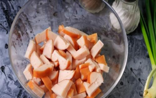 Салат из свежего огурца и курицы с яичным блинчиком. Блинчики с копченой курицей – очень вкусный салат.