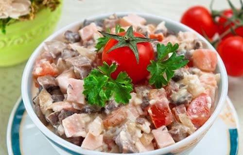 Рецепт салата с копченой куриной грудкой и грибами