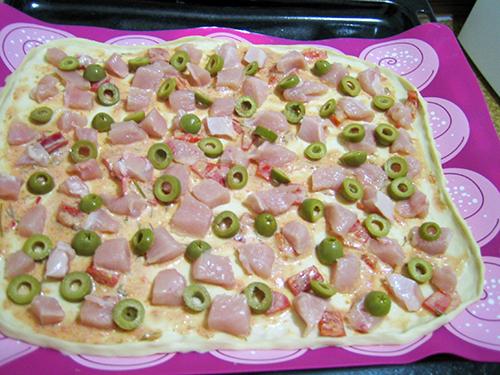 Рецепт пиццы с курицей, оливками и солеными огурцами