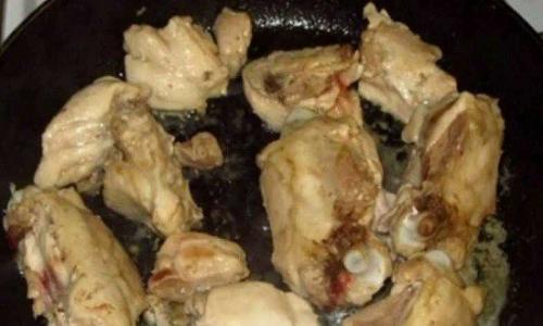 Как вкусно потушить курицу в кастрюле с картошкой. Самый простой рецепт тушеной картошки с курицей в кастрюле или казане