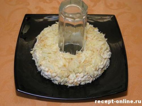 Салат с курицей, сыром, яблоком и виноградом