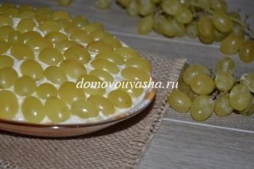 Салат с виноградом и курицей и грецкими орехами и сыром рецепт. Салат Тиффани с виноградом, курицей и орехами