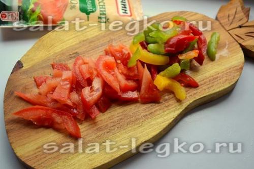Салат с курицей и крабовыми палочками и помидорами. Салат с курицей и крабовыми палочками «Жозефина»