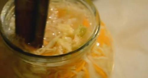Как правильно сделать квашеную капусту в банке. Очень вкусная квашеная капуста в 3 литровых банках на зиму