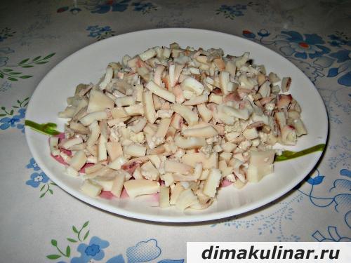 Как замариновать лук для салата с кальмарами. Самый вкусный и простой салат с кальмарами и яйцом «Морской сюрприз»