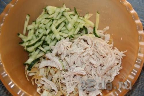 Салат из курицы с яичными блинчиками и огурцом. Ингредиенты