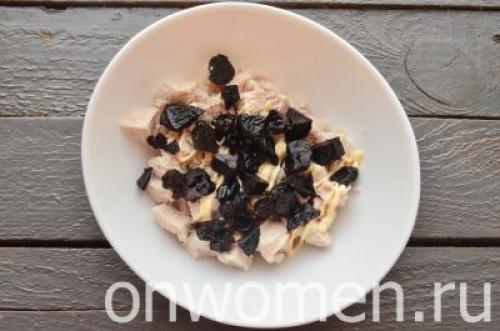 Салат с черносливом и грецкими орехами и курицей и сыром и виноградом. Салат с курицей, черносливом и виноградом