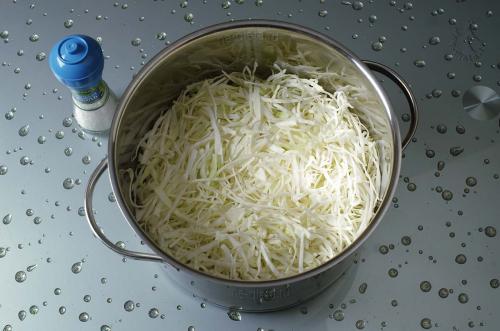 Салат витаминный из свежей капусты с уксусом, как в столовой. Как приготовить салат из капусты, как в столовой — простой рецепт классического салата из свежей капусты и моркови с пошаговыми фото