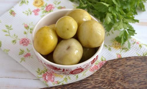 Квашеные зеленые помидоры с корнем хрена и горчицей