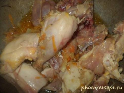 Как потушить курицу в кастрюле с морковью и луком и картошкой.