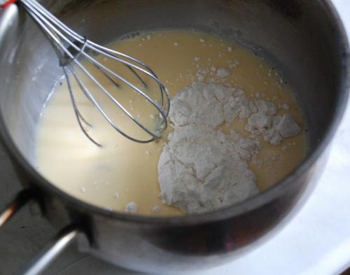 Тонкие кружевные блины на кефире с кипятком: рецепт