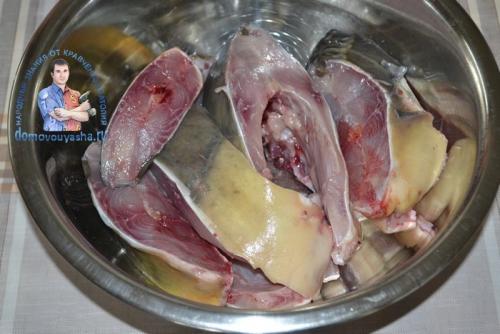 Карп в духовке с картошкой и луком. Карп запеченный в духовке с картошкой. Рецепт с фото кусочками