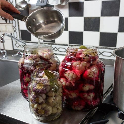 Маринованный чеснок рецепт, как на рынке со свеклой. Маринованный розовый чеснок со свеклой