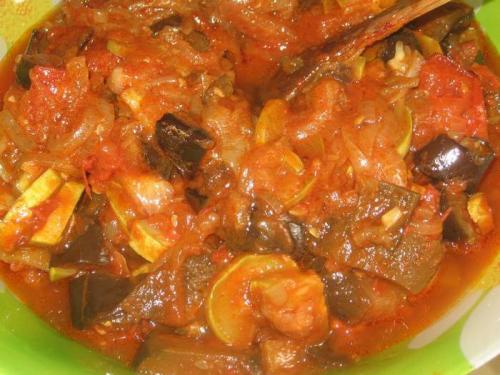 Кабачки и баклажаны в томатном соусе.