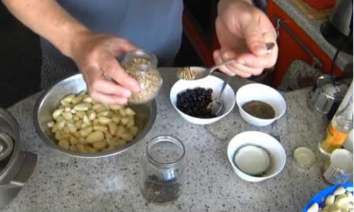 Маринованный чеснок с черной (красной) смородиной — рецепт на зиму